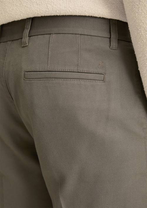 Chino model Osby tapered Pavestone in detail view