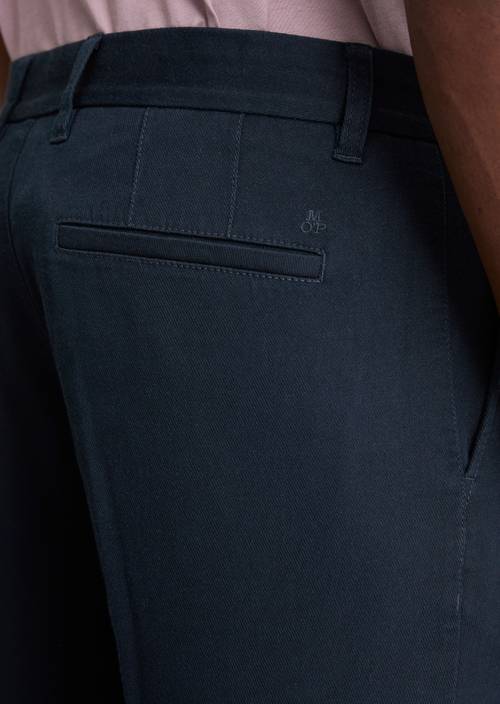 Chino model Osby tapered Dark Navy in detail view