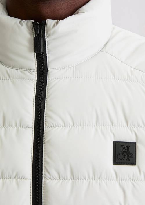 Regular quilted vest Concrete Clay in detail view