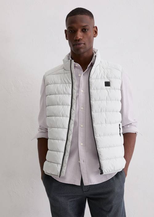 Regular quilted vest Concrete Clay in front view
