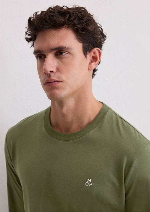 Longsleeve shaped Dried Herb in front view