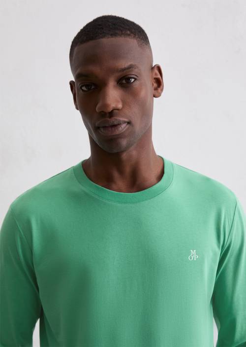 Longsleeve shaped Botanical Green in front view