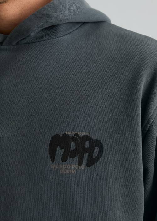 Uvolněná mikina s kapucí Peppercorn Grey v detailním pohledu