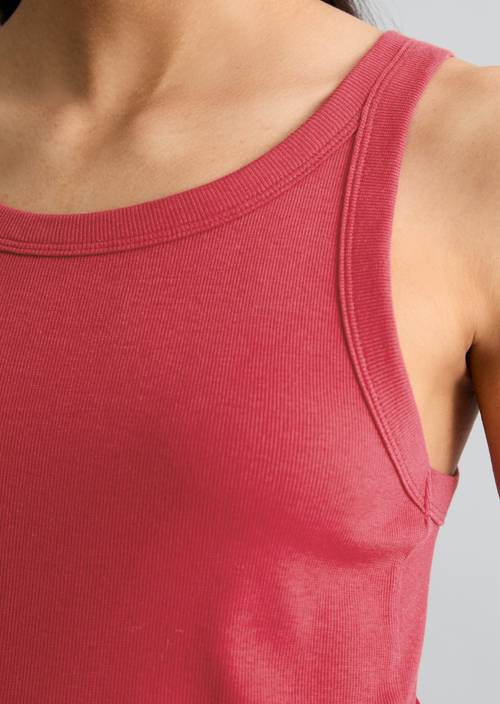 Débardeur côtelé DfC slim Vivid Cherry en vue détaillée