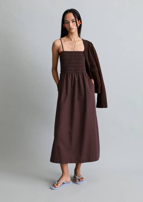 Robe d'été smockée Burnt Aubergine en vue de face