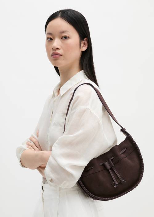 Sac à bandoulière small Burnt Coffee porté sur le mannequin