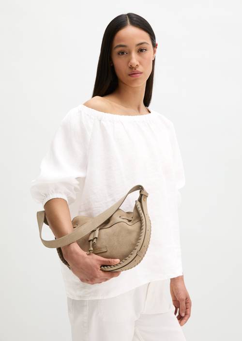 Sac à bandoulière small Earthy Taupe porté sur le mannequin