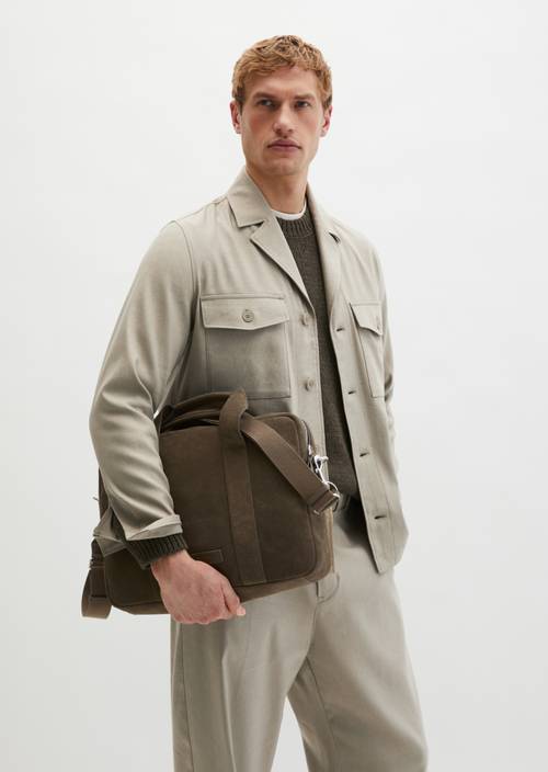 Zakelijke tas Dark Nickle gedragen door model