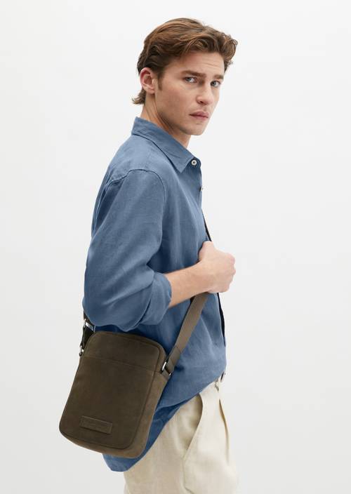 Sac à bandoulière medium Dark Nickle porté sur le mannequin