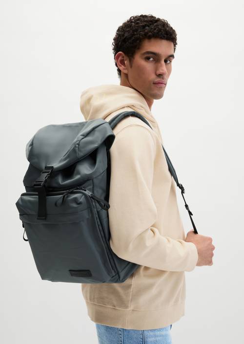 Zaino Skipping Stone indossato sul modello