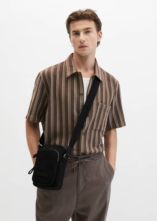 Sac à bandoulière medium Black porté sur le mannequin