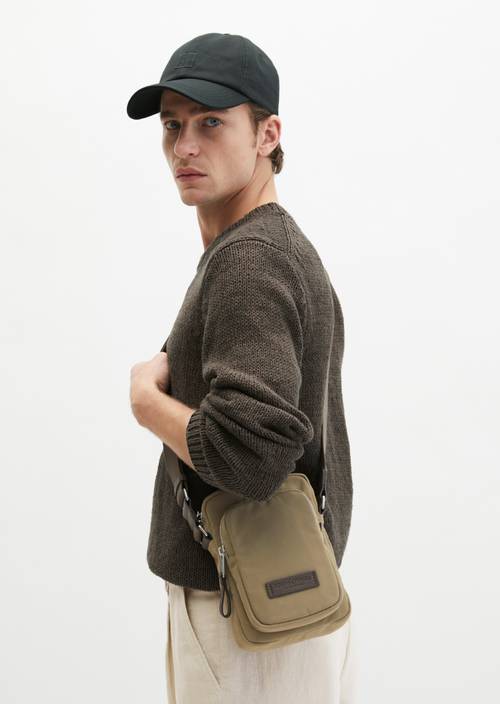 Sac à bandoulière medium Charleston Gray porté sur le mannequin