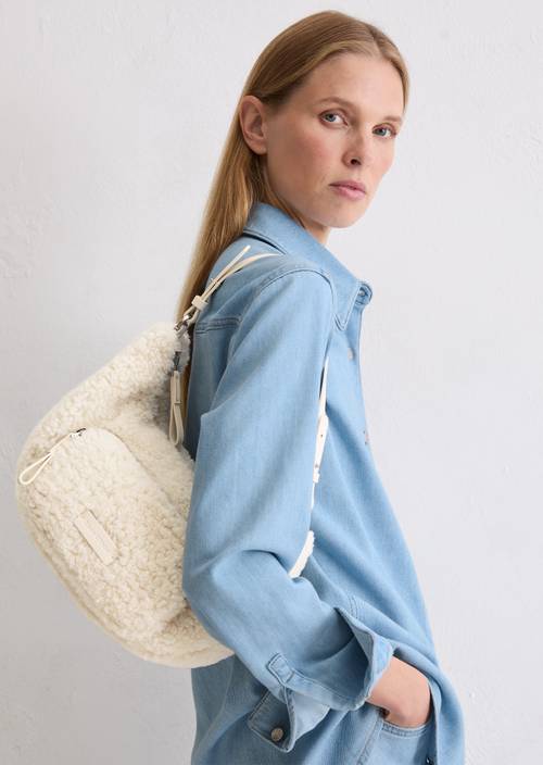 Sac à bandoulière medium Raw Cream porté sur le mannequin