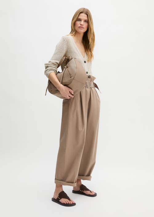 Schoudertas groot Earthy Taupe gedragen door model