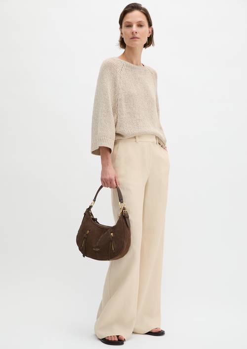 Sac à bandoulière Coffee Brown porté sur le mannequin