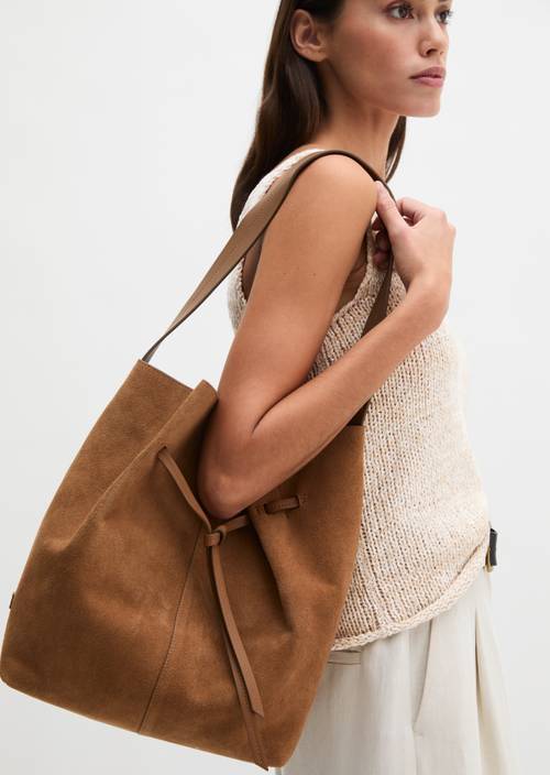 Hobo Bag Pure Camel getragen am Model