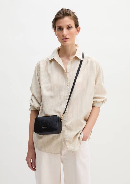 Sac à bandoulière small Black porté sur le mannequin