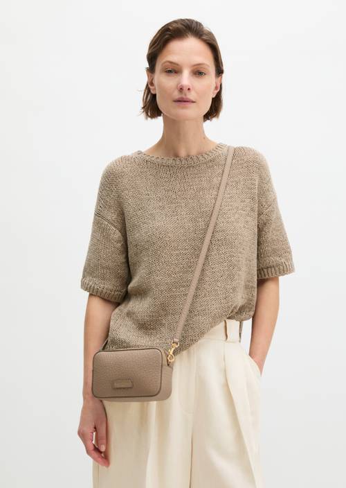 Sac à bandoulière small Earthy Taupe porté sur le mannequin