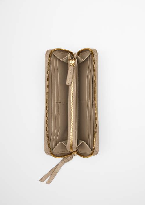 Cartera Earthy Taupe mostrado abierto