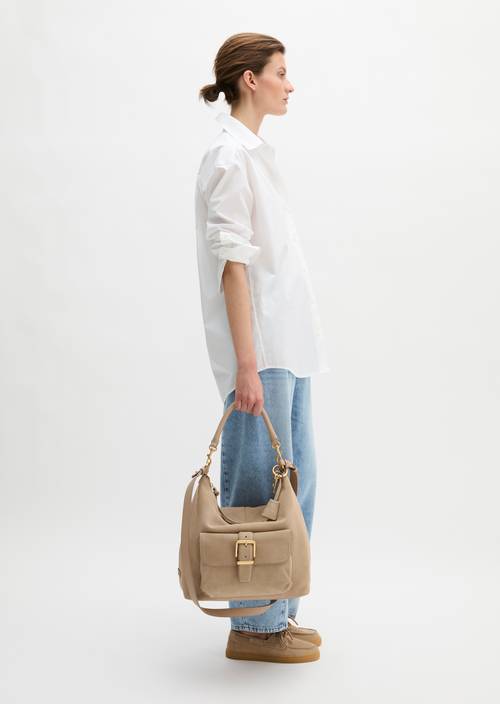 Hobo tas Earthy Taupe porté sur le mannequin