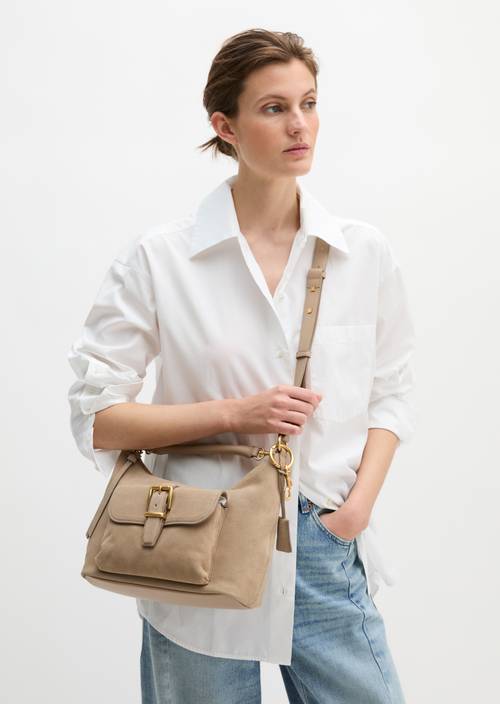 Sac à bandoulière small Earthy Taupe porté sur le mannequin