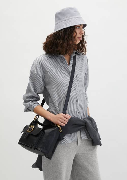 Bolso pequeño Black llevado por el modelo