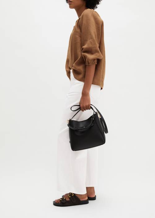 Bolso hobo pequeño Black llevado por el modelo