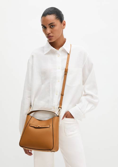 Bolso hobo pequeño True Camel llevado por el modelo