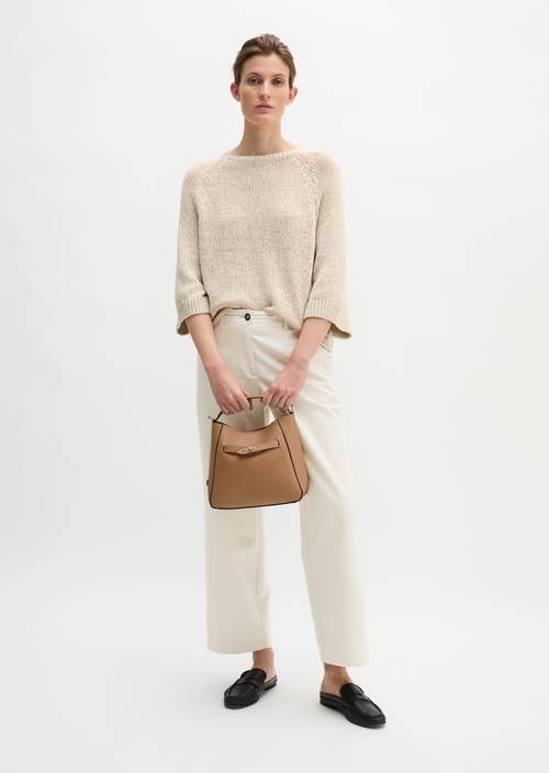 Bolso hobo pequeño Warm Taupe llevado por el modelo