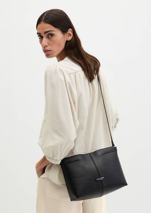 Schoudertas Black gedragen door model