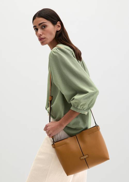 Schoudertas True Camel gedragen door model