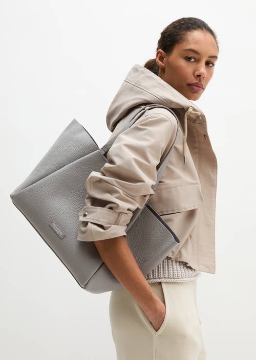 Shopper Basalt Grey getragen am Model