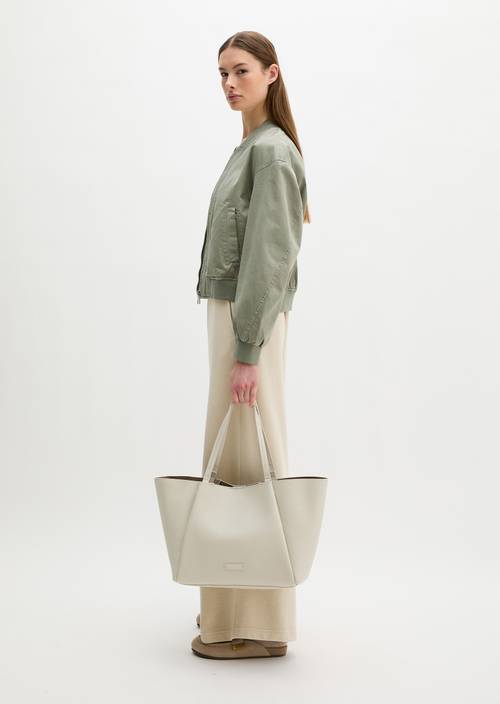 Shopper Grey Silk getragen am Model