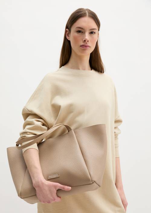 Shopper Earthy Taupe getragen am Model