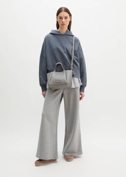 Borsa a tracolla Basalt Grey indossato sul modello