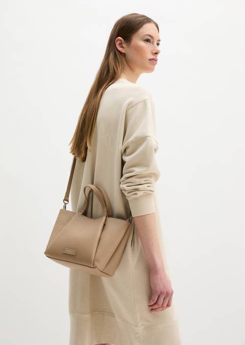Shoulder bag Earthy Taupe worn on model