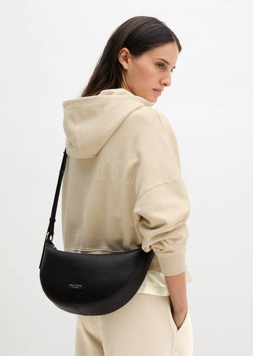 Schoudertas medium Black gedragen door model