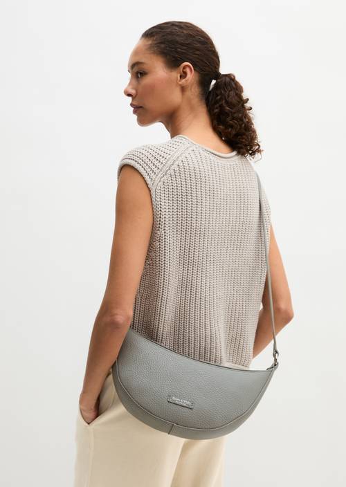 Schoudertas medium Basalt Grey gedragen door model