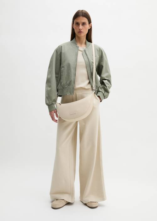 Schoudertas medium Grey Silk gedragen door model