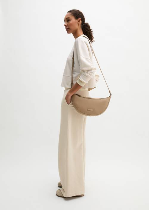 Schoudertas medium Earthy Taupe gedragen door model