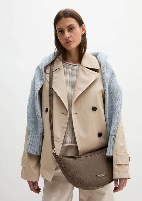 Schoudertas medium Faded Brown gedragen door model