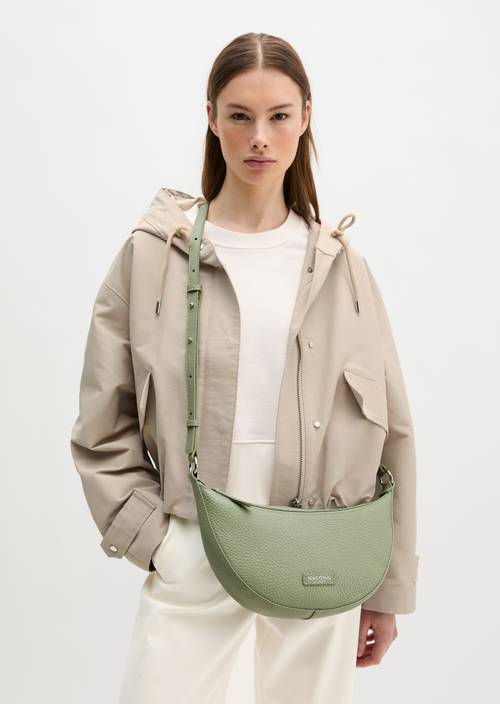 Schoudertas medium Fresh Sage gedragen door model