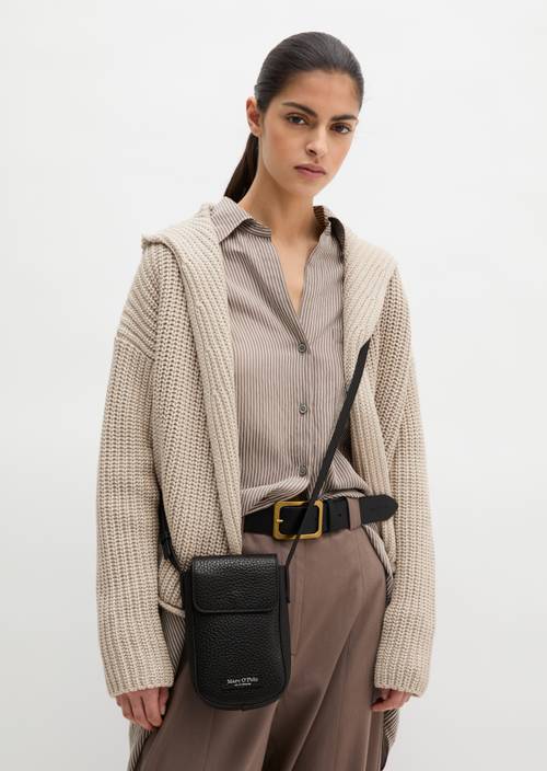 Smartphonehoesje Black gedragen door model