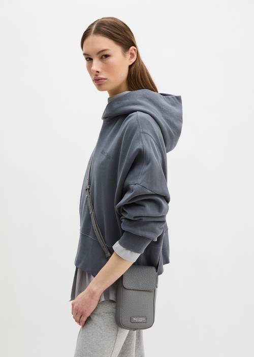 Smartphonehoesje Basalt Grey gedragen door model