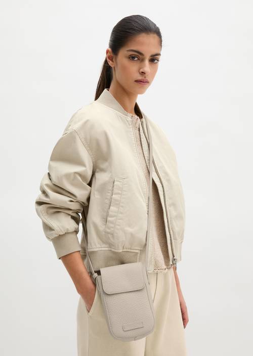 Smartphonehoesje Grey Silk gedragen door model