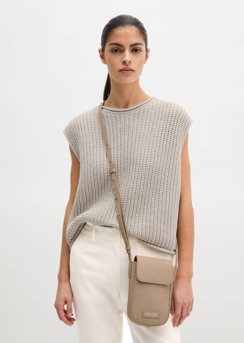 Smartphonehoesje Earthy Taupe gedragen door model