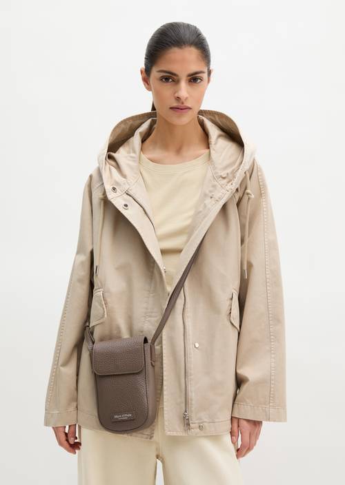 Smartphonehoesje Faded Brown gedragen door model