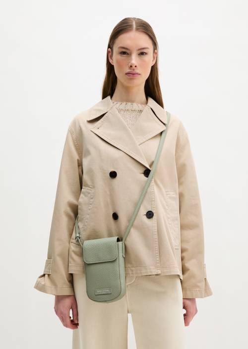 Smartphonehoesje Fresh Sage gedragen door model