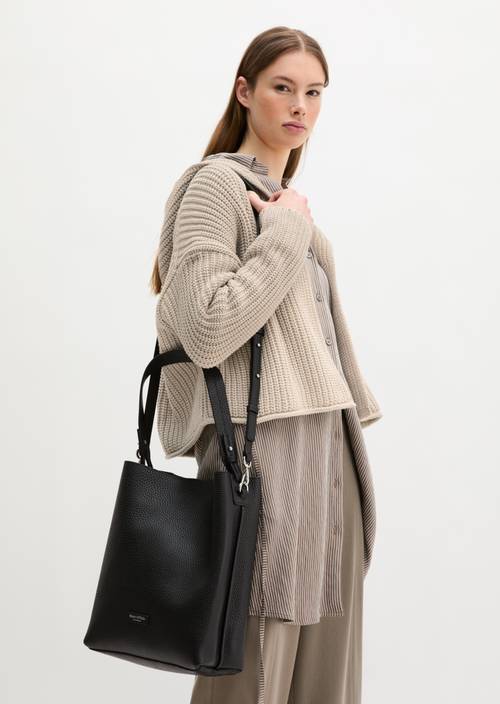 Borsa hobo media Black indossato sul modello