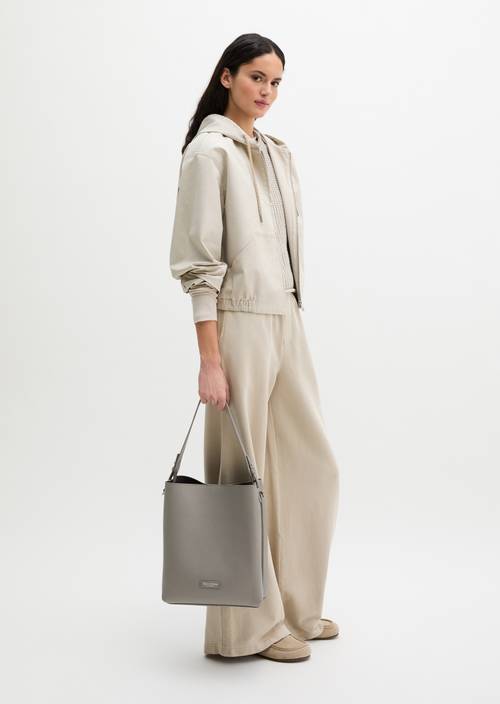 Borsa hobo media Basalt Grey indossato sul modello